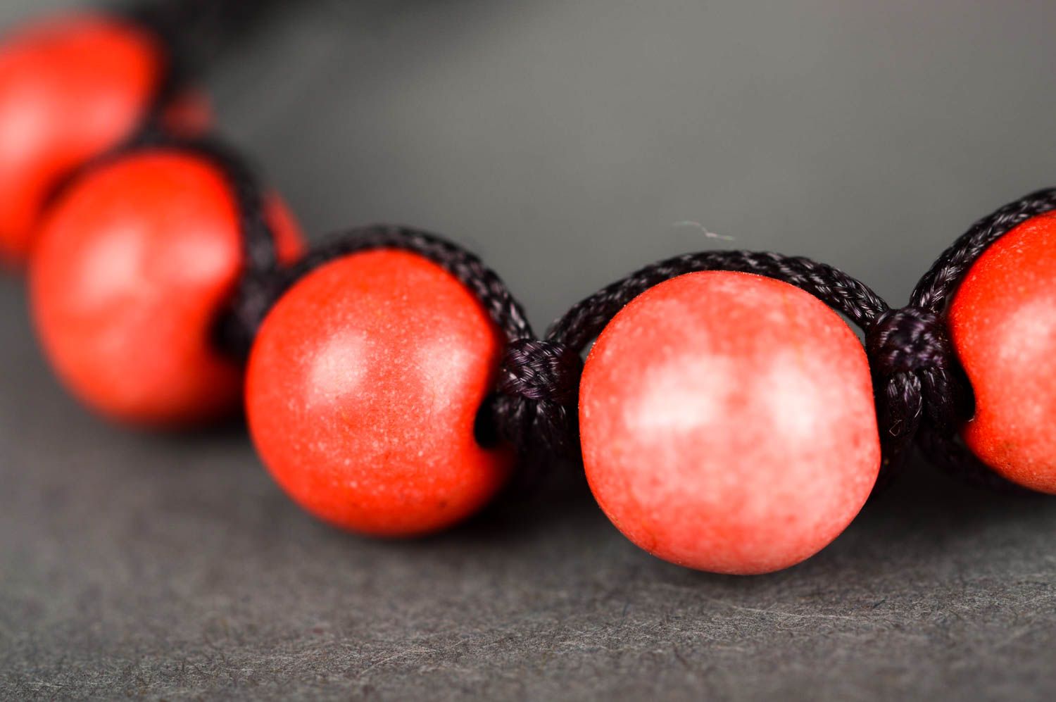 Bracelet lacet ciré Bijou fait main rouge perles fantaisie Accessoire pour femme photo 4