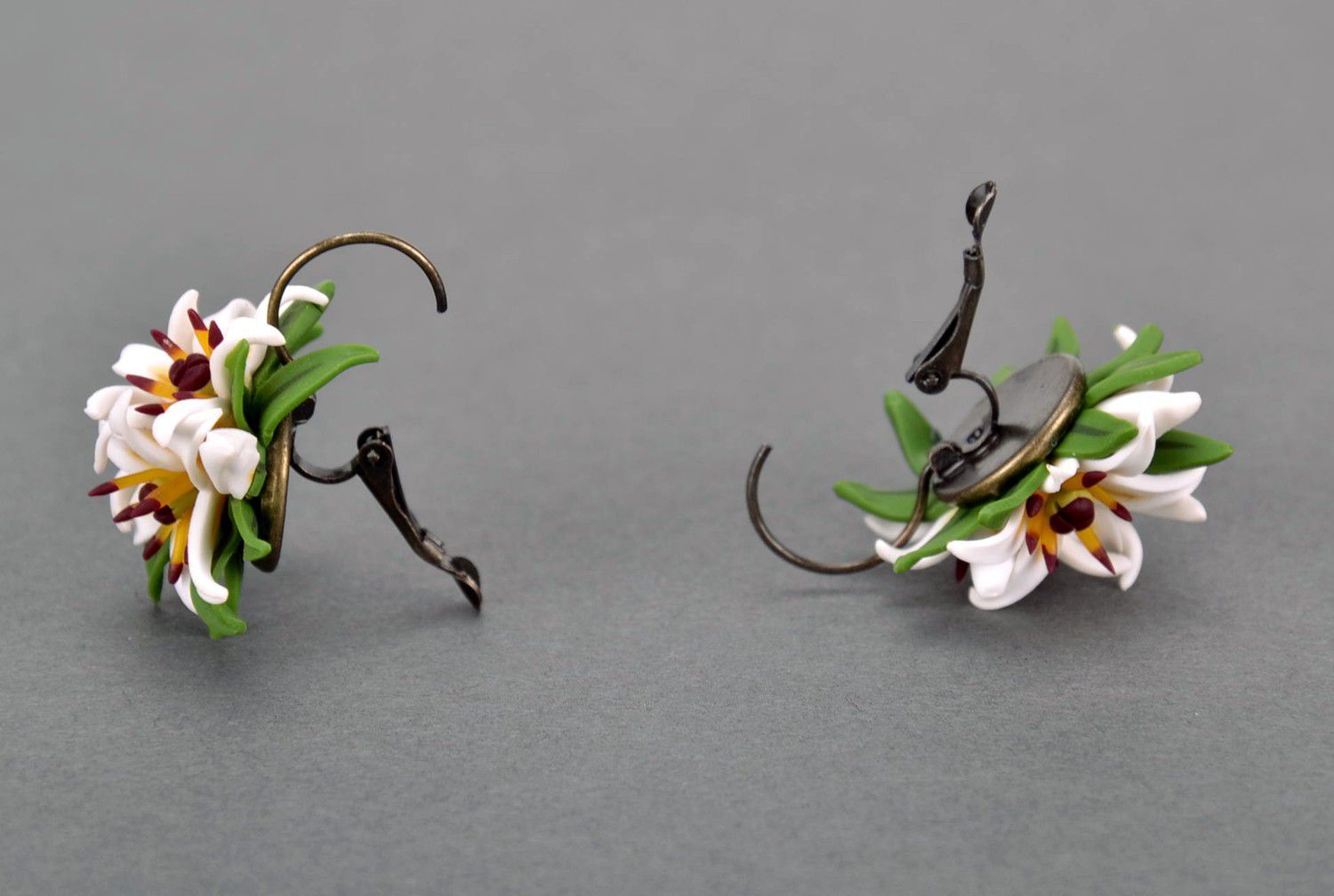 Kleine Blumen-Ohrringe aus Polymerton foto 3