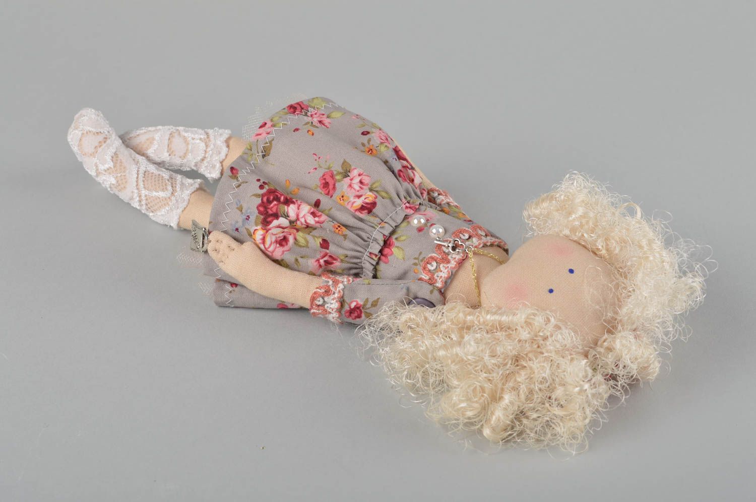 Игрушка ручной работы из ткани текстильная кукла декор для дома на подставке фото 2