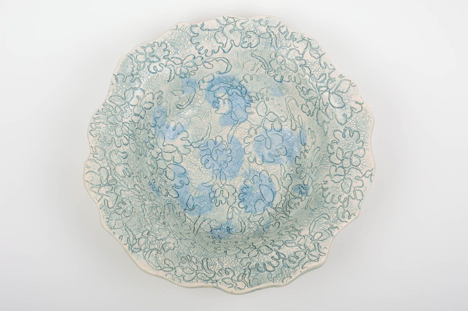 Assiette faite main originale bleue avec dessin en relief vaisselle écologique photo 1