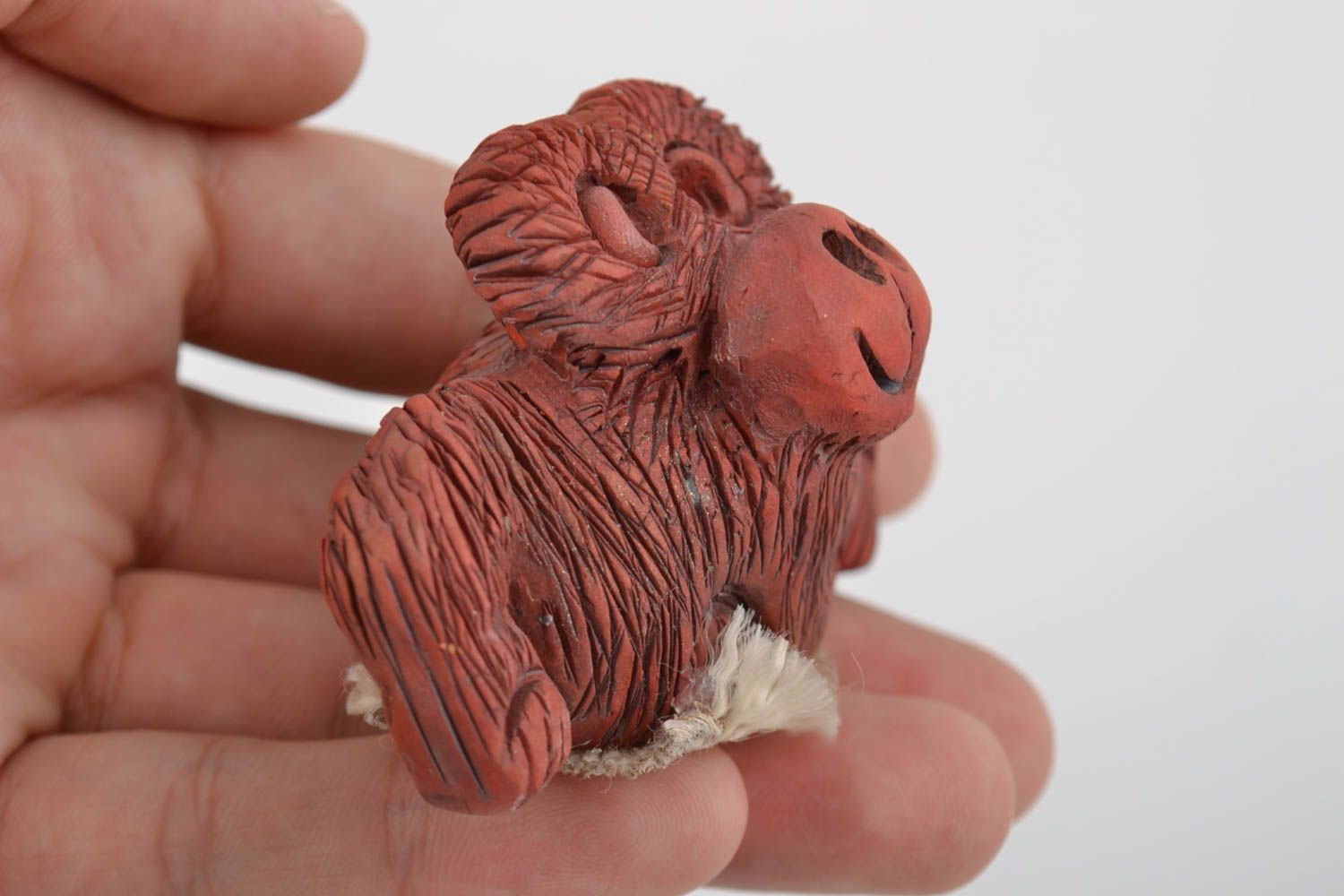 Figura decorativa artesanal de arcilla roja con forma de mono pequeño marrón  foto 2