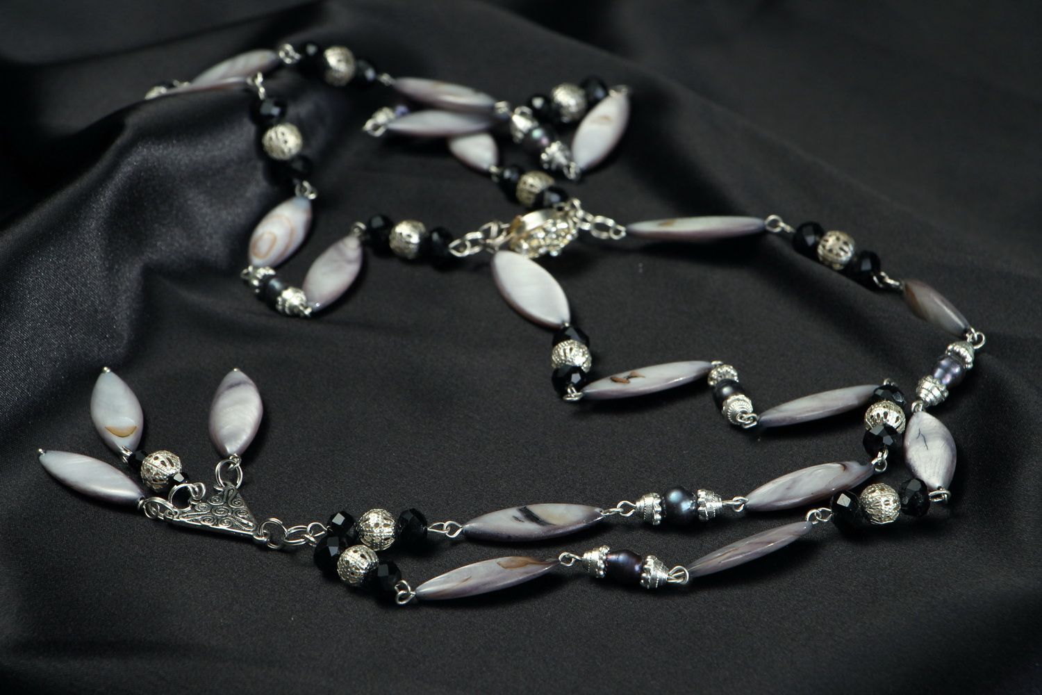Handmade Collier aus Perlmutt und schwarzen Perlen foto 2