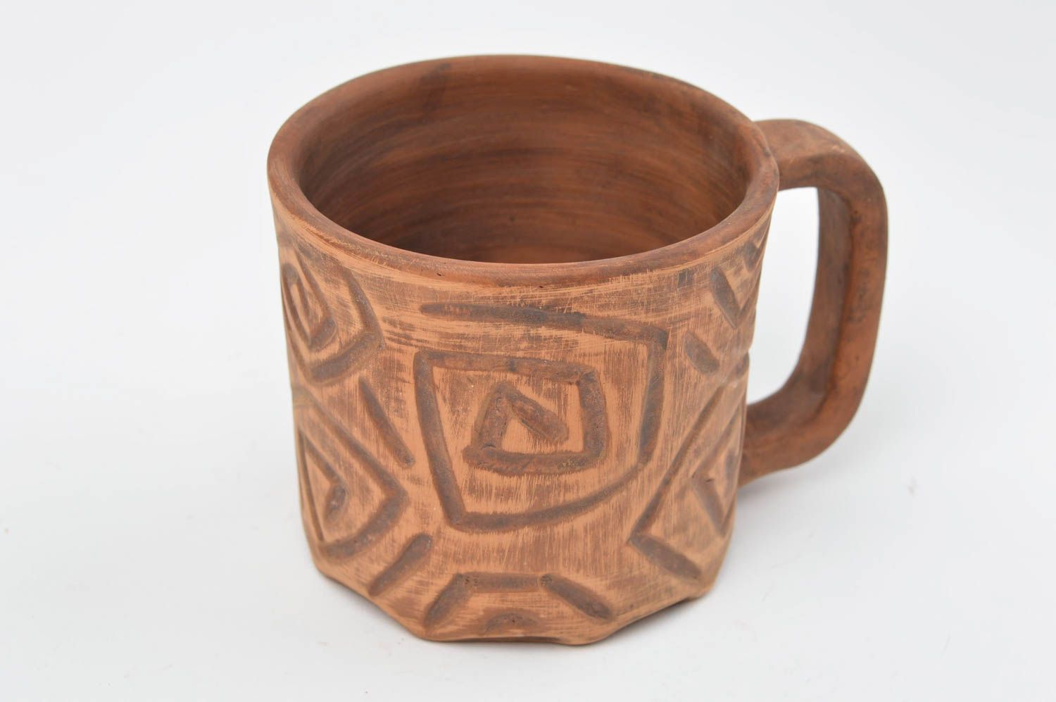 Глиняная чашка с узорами красивая небольшая с ручкой коричневая ручной работы фото 3