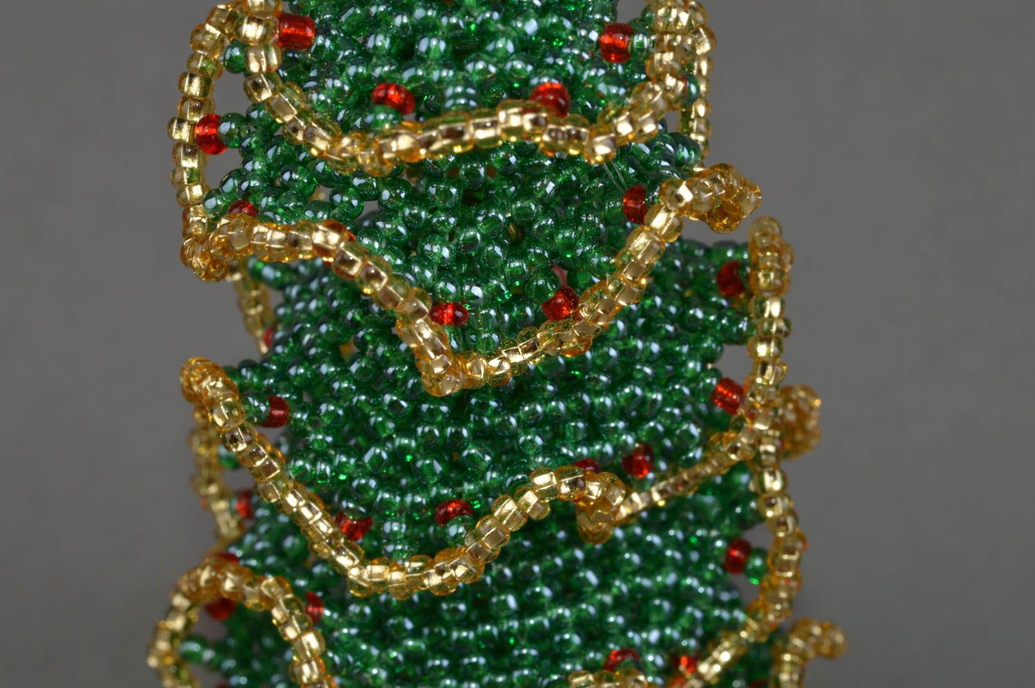 Зеленая бисерная фигурка елочки ручной работы оригинальная декор для стола фото 5