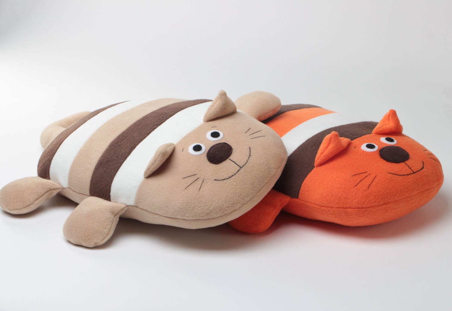 Игрушки подушки для ребенка набор из 2 изделий в виде котов милые ручной работы фото 3
