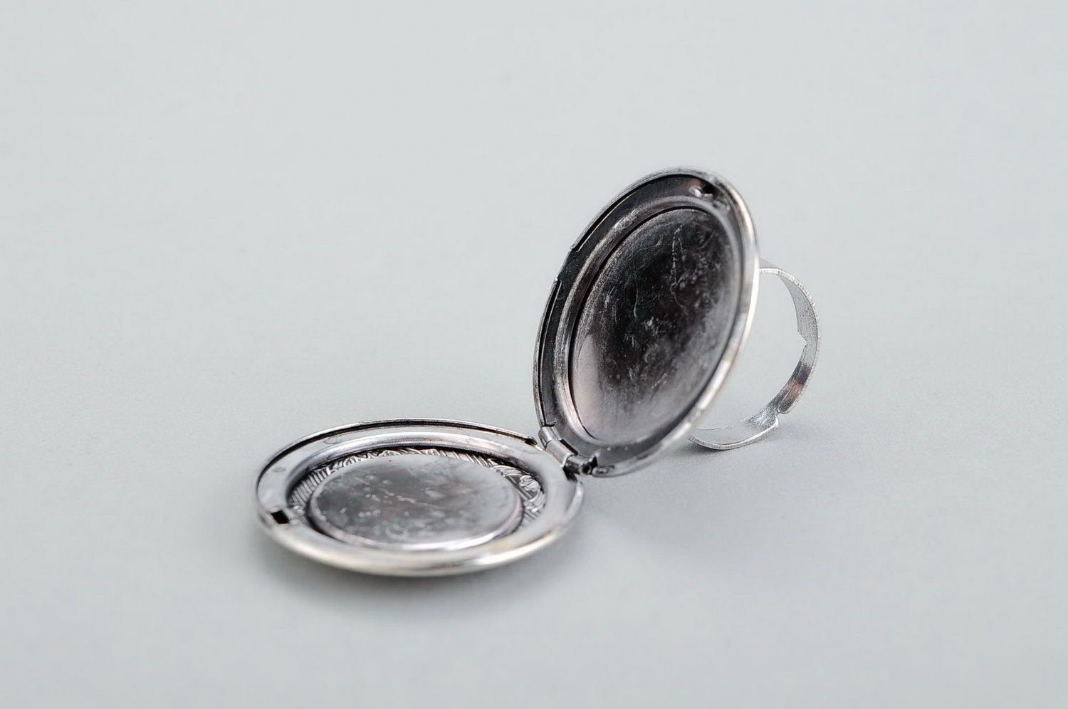 Кольцо-медальон с эпоксидной смолой фото 2