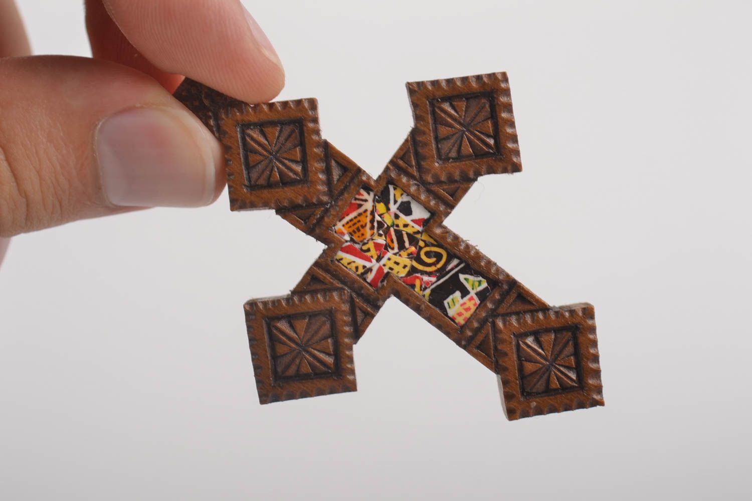 Croix pectorale fait main Bijou ethnique en bois Cadeau religieux design photo 2