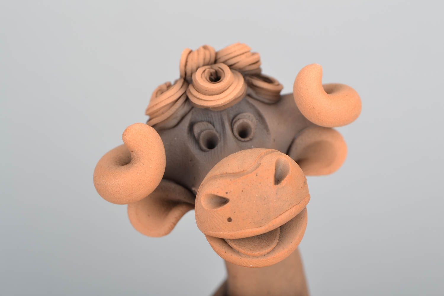 Авторская статуэтка из глины ручная лепка Корова смущенная фото 5