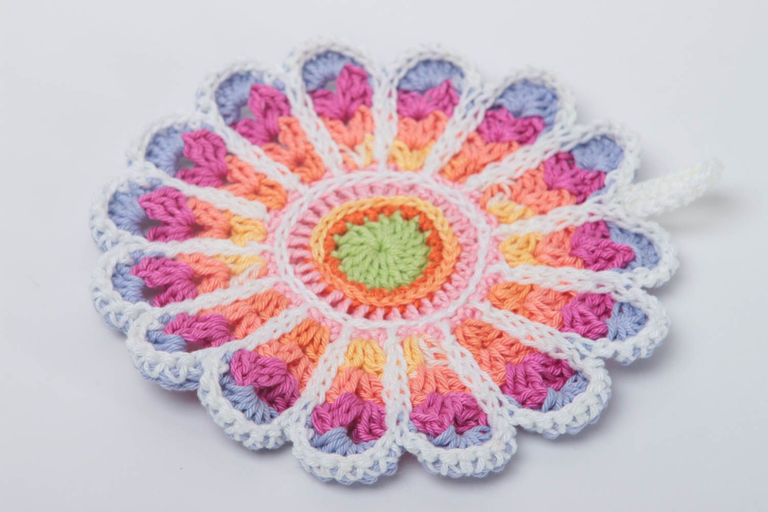 Presina a maglia fatta a mano prodotto all'uncinetto a forma di fiore vivace foto 3