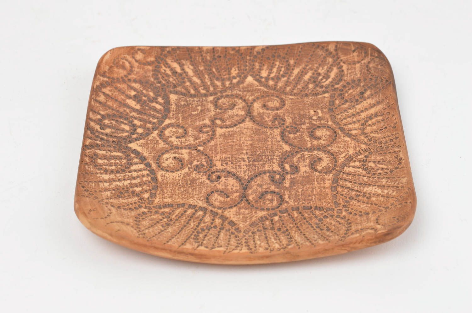 Petite assiette carrée en terre cuite courbée avec motif en relief faite main photo 2