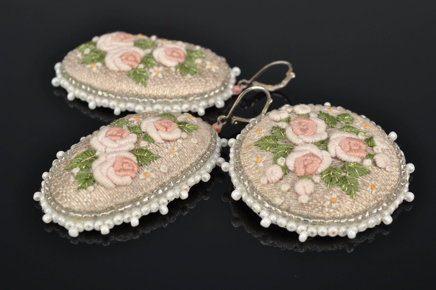 Satin stitch embroidered earrings and brooch photo 1