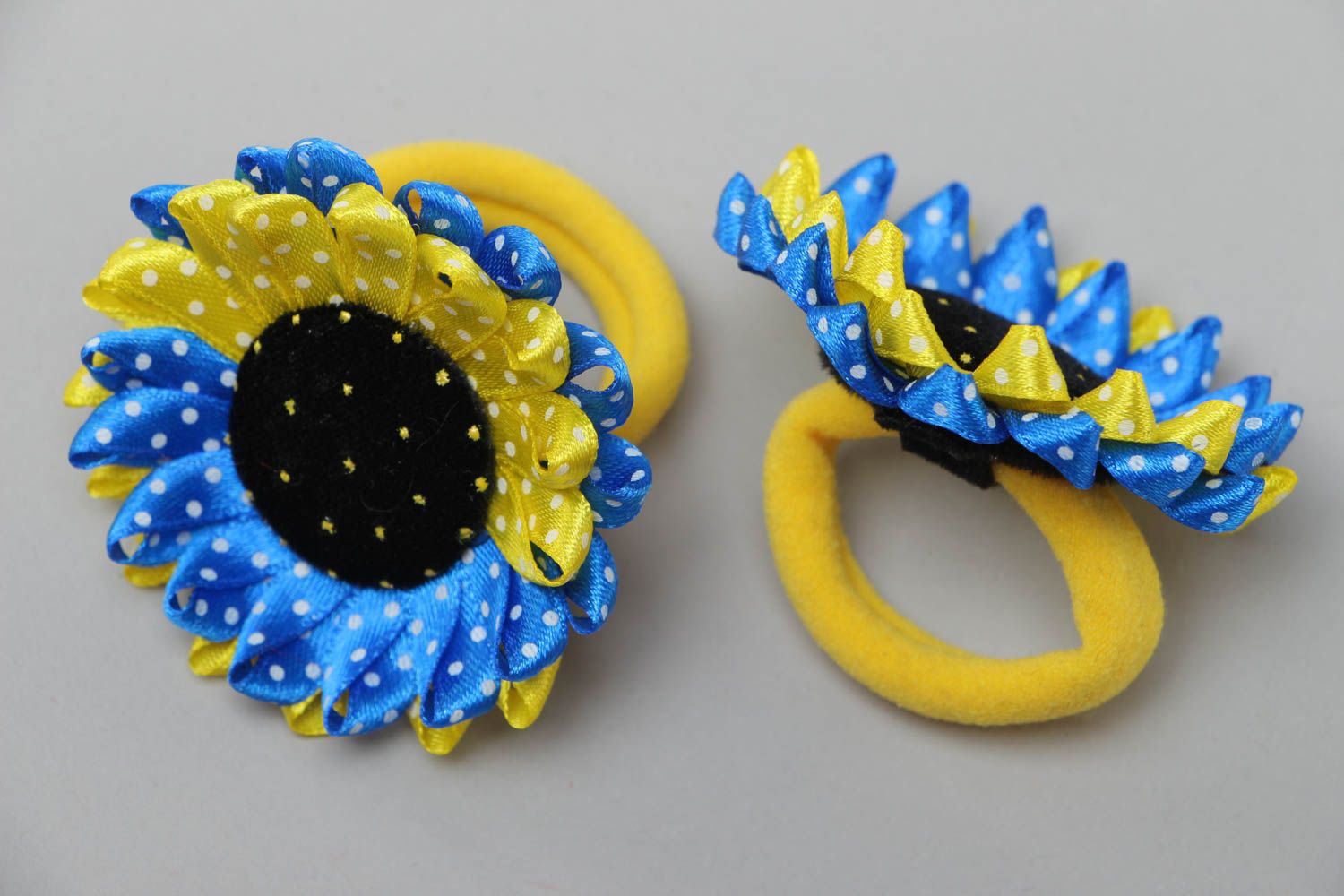 Gelb blaue Haargummis Set aus Atlas 2 Stück Sonnenblumen handgemacht  foto 3
