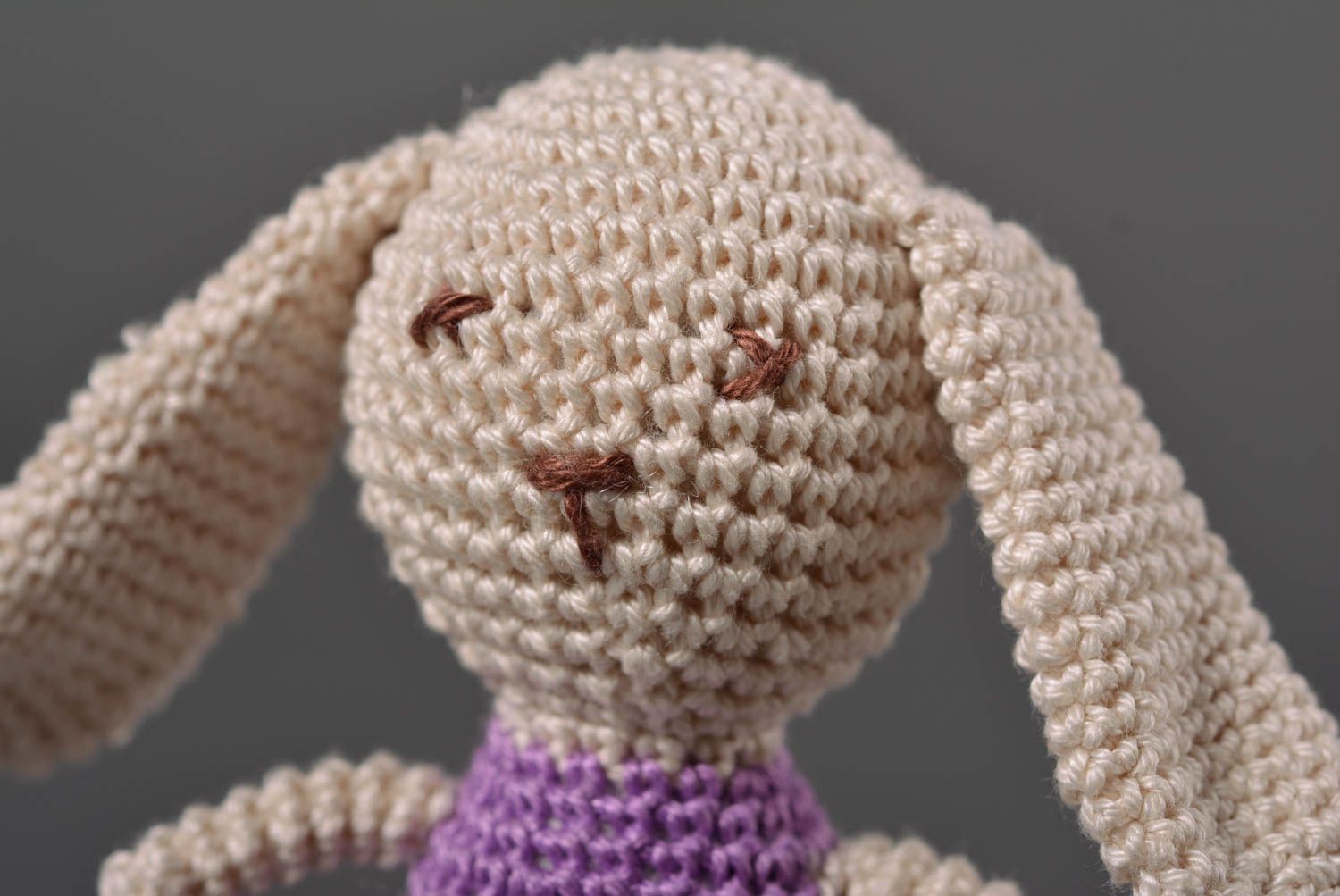 Doudou lapin en mauve fait main Jouet tricot au crochet Cadeau enfant original photo 2