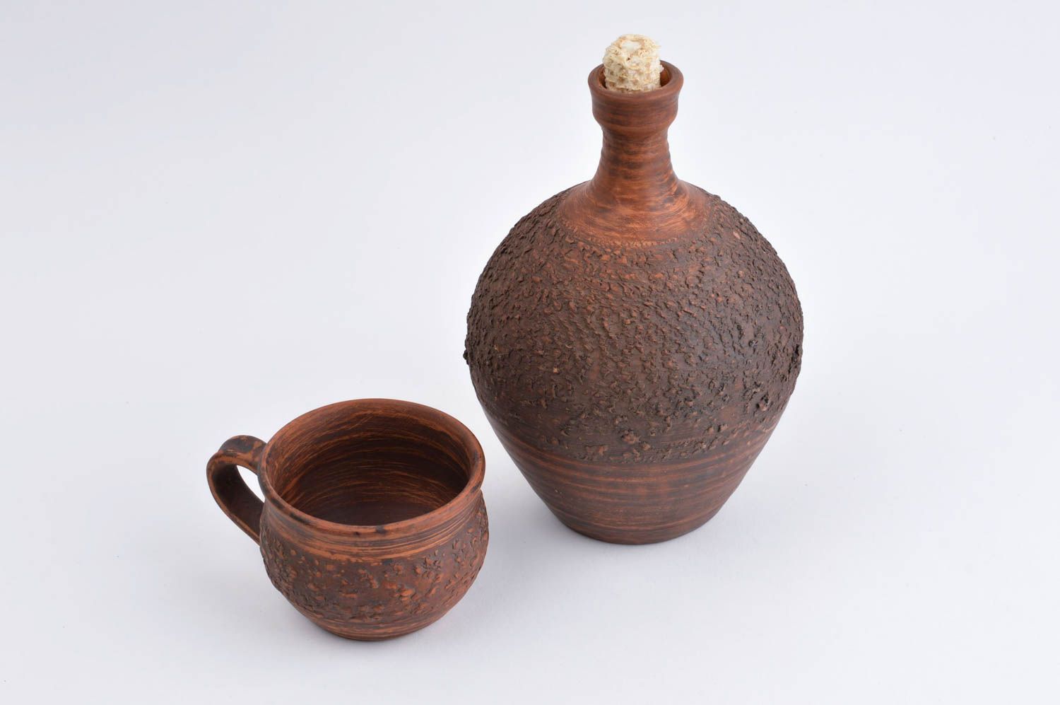 Jarro de cerámica hecho a mano y taza elemento decorativo decoración de cocina  foto 2