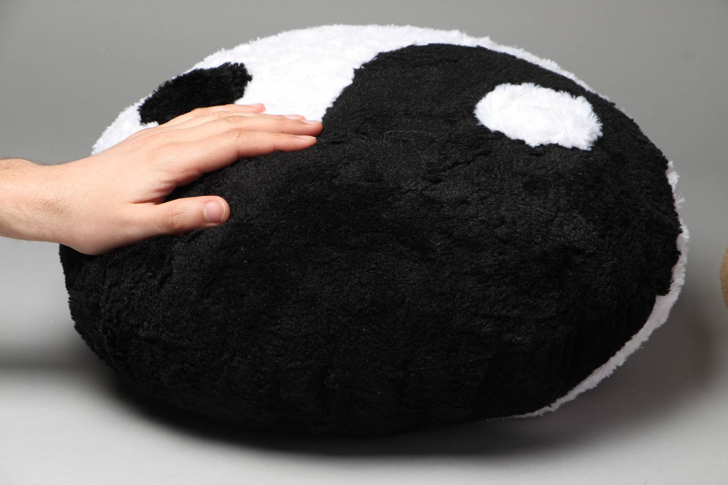 Cuscino yin yang fatto a mano cuscini per divani di pelliccia artificiale foto 4