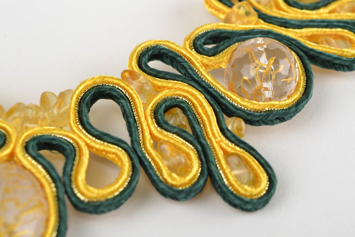 Handgemachtes Collier mit Glasperlen aus Schnüren in Soutache Technik gelb foto 4