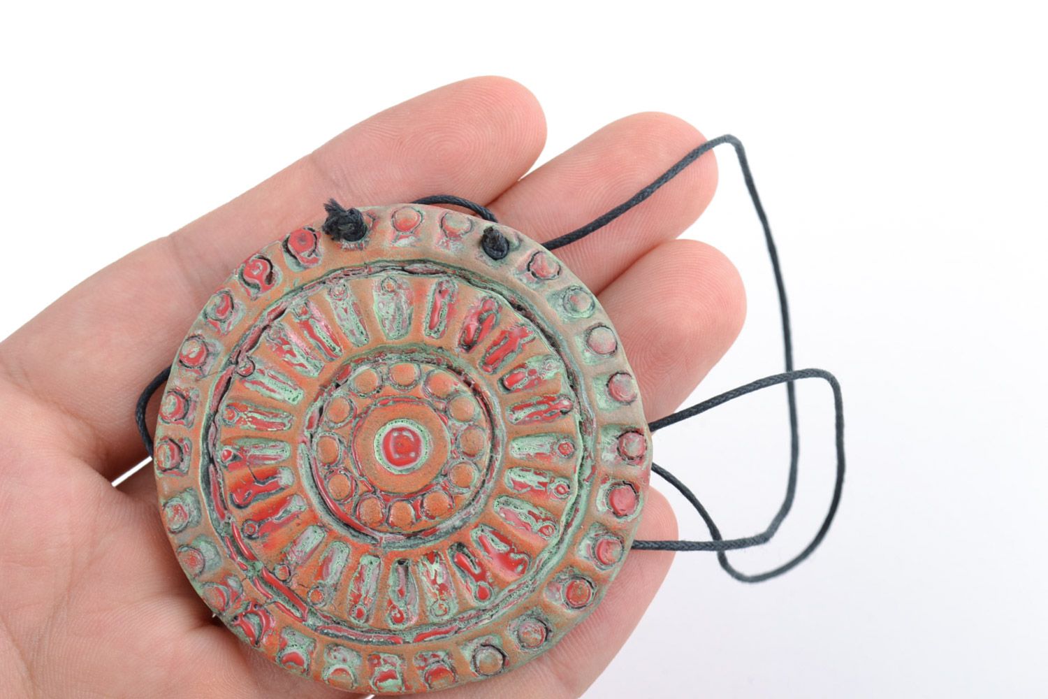 Pendentif en argile fait main ethnique design original rond avec ornement photo 2