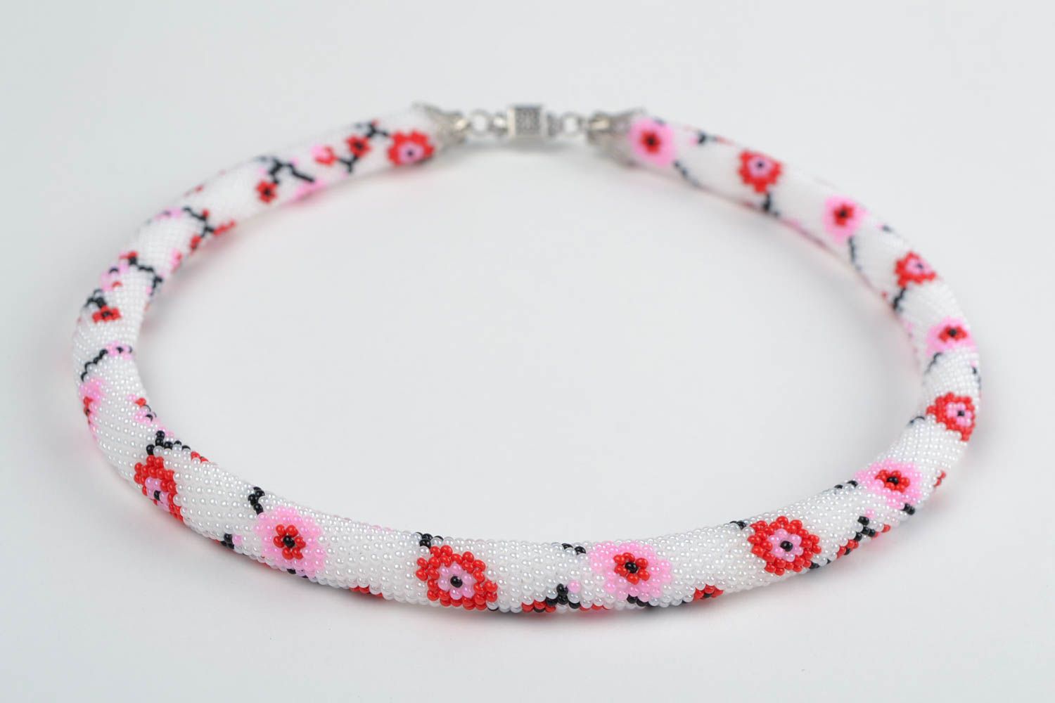 Joli collier en perles de rocaille tricoté au crochet fait main Sakura photo 4
