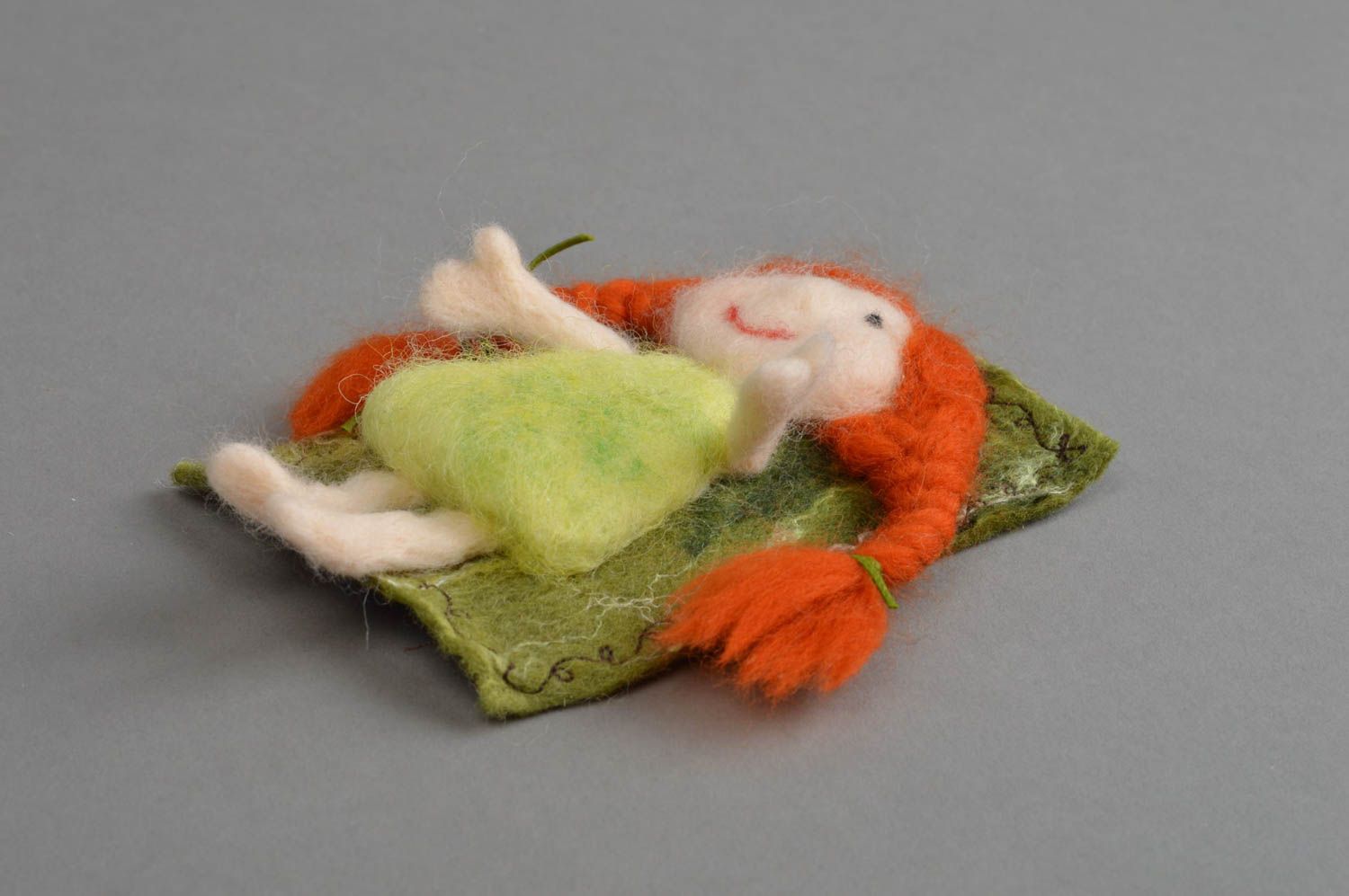 Aimant frigo en laine feutrée naturelle faite main verte poupée aux cheveux roux photo 2