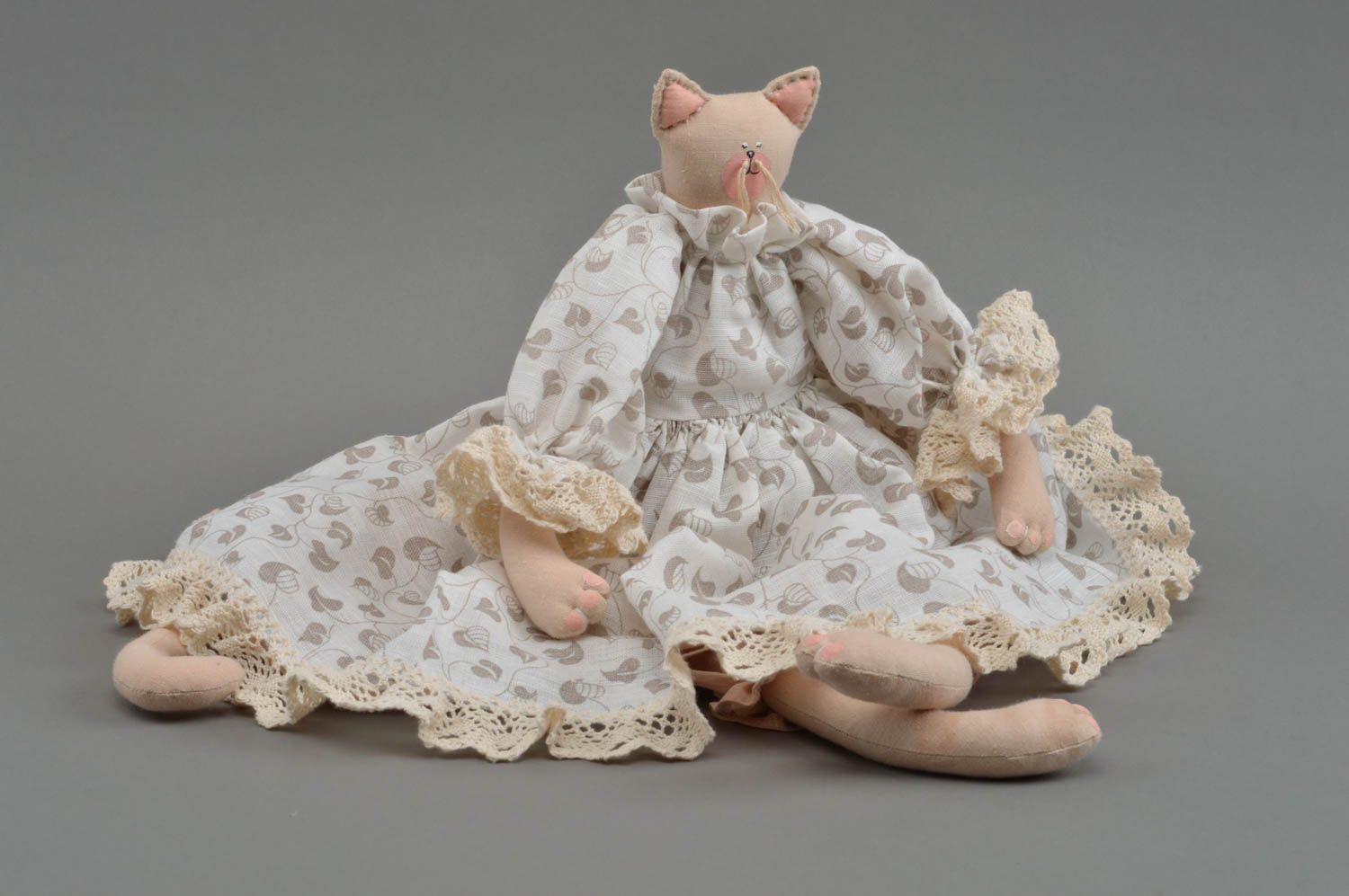 Poupée chat en robe belle originale faite main en coton et en lin beige photo 5