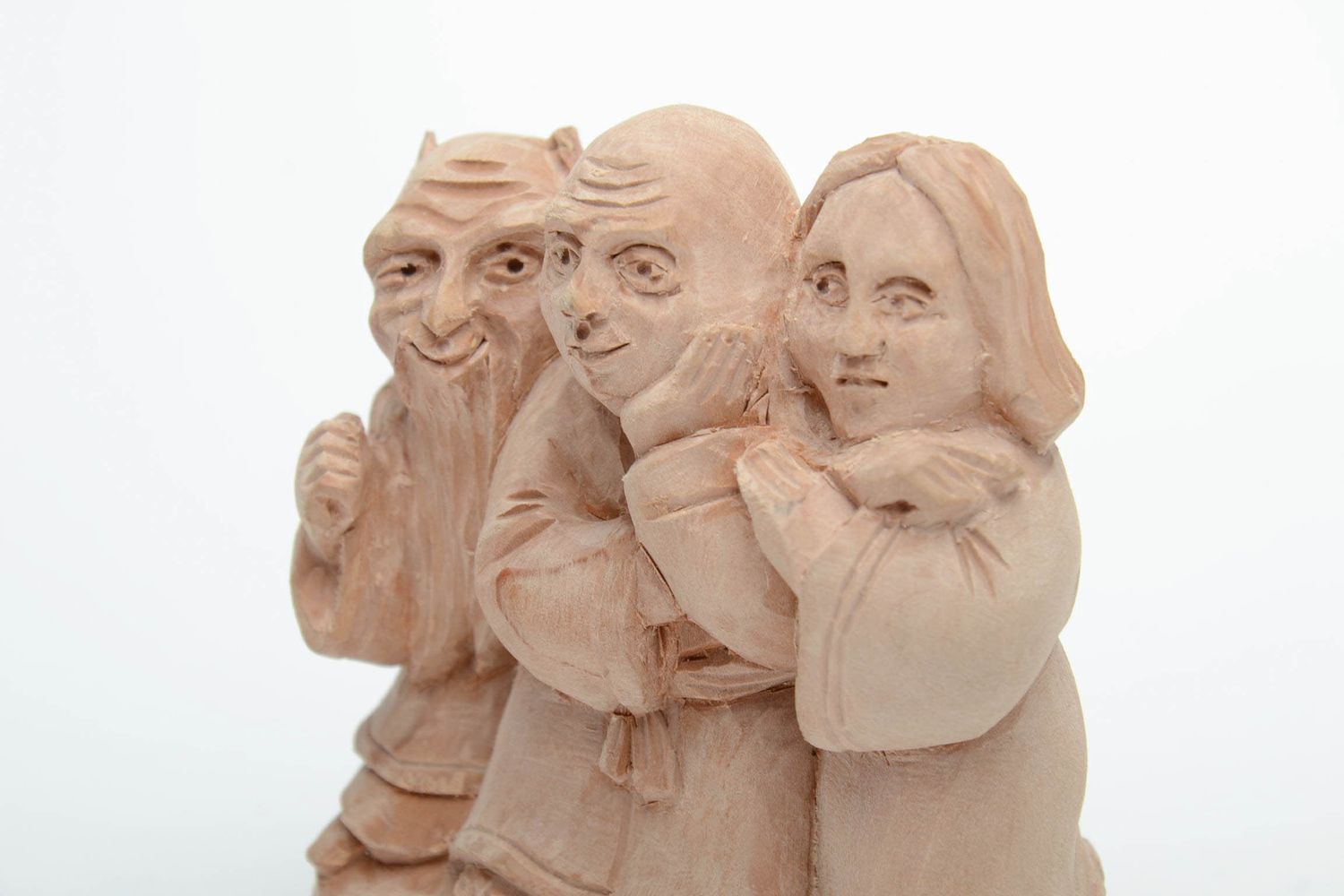 Geschnitzte Statuette aus Holz mit drei Figuren foto 4