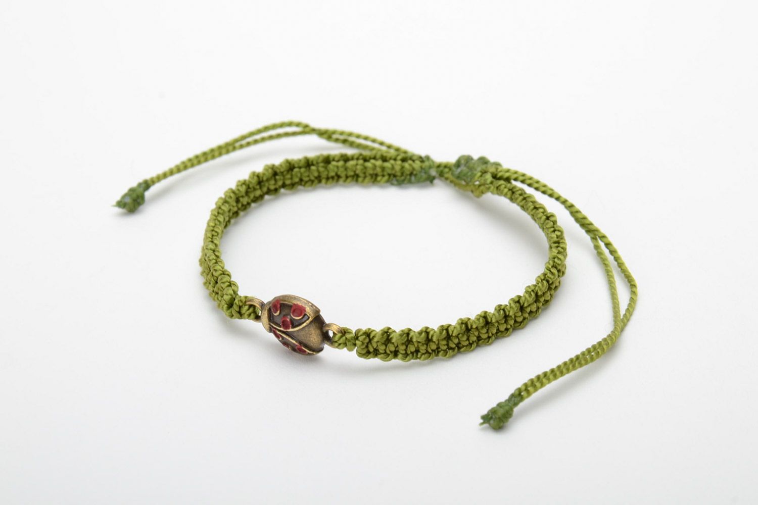 Плетеный браслет из капроновых ниток зеленый с божьей коровкой ручная работа фото 3