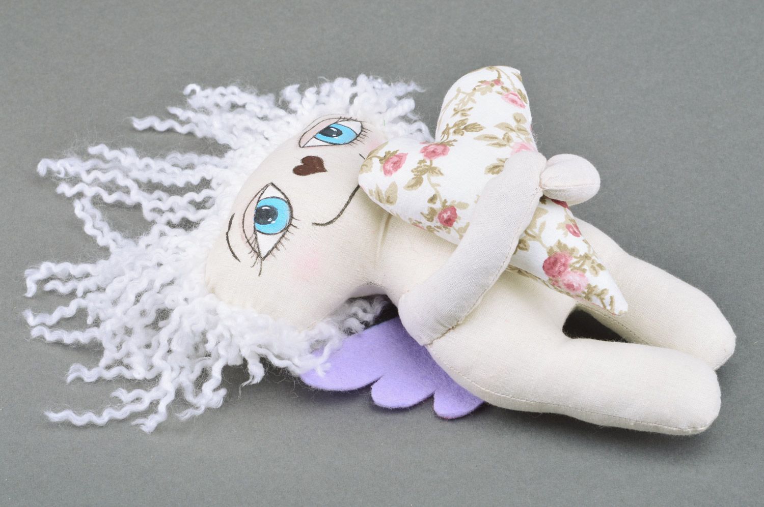 Poupée en tissu polaire et coton blanche faite main Ange avec coeur pour enfant photo 2