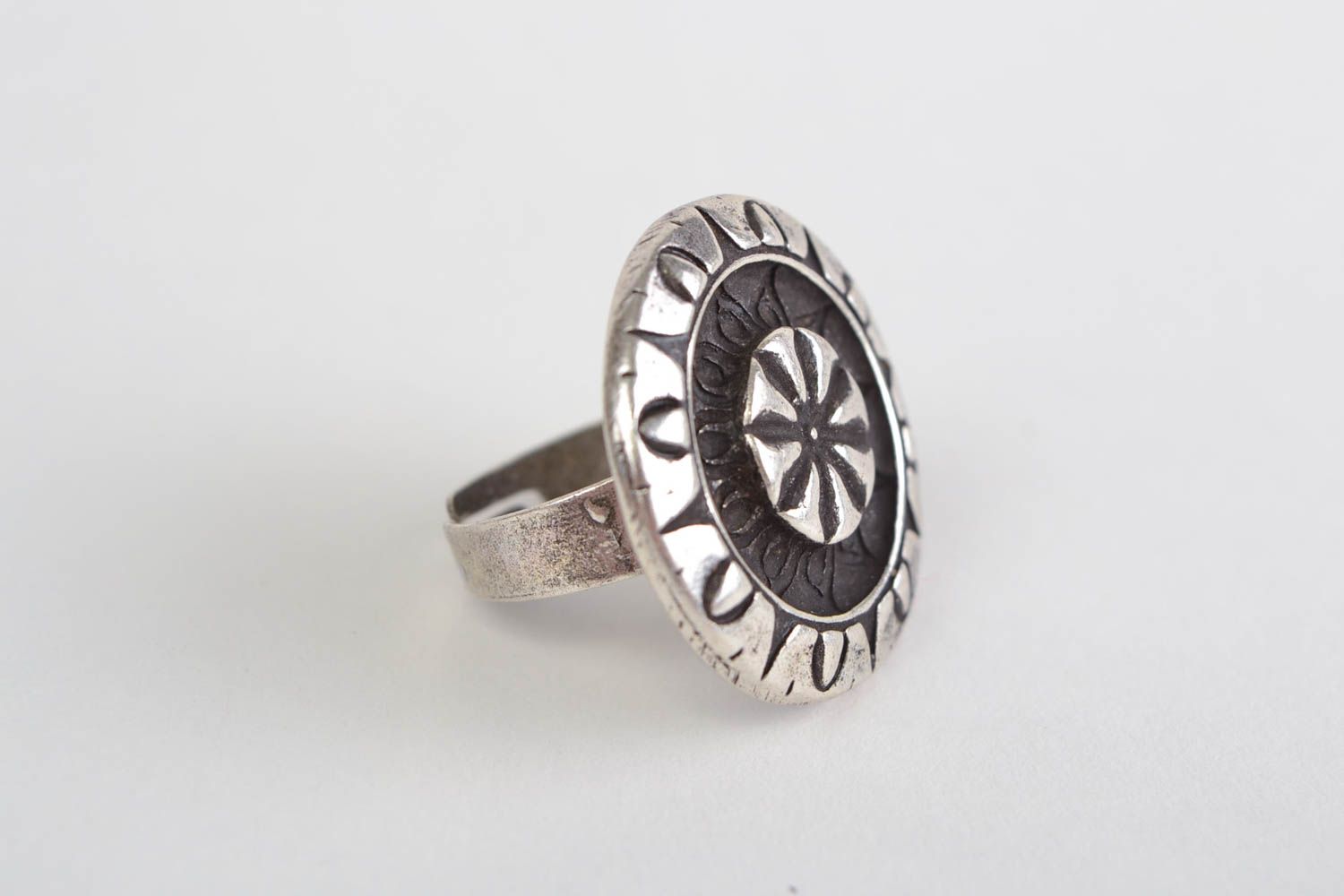 Künstlerischer handgemachter Ring aus Metall Legierung rund regulierbare Größe foto 2