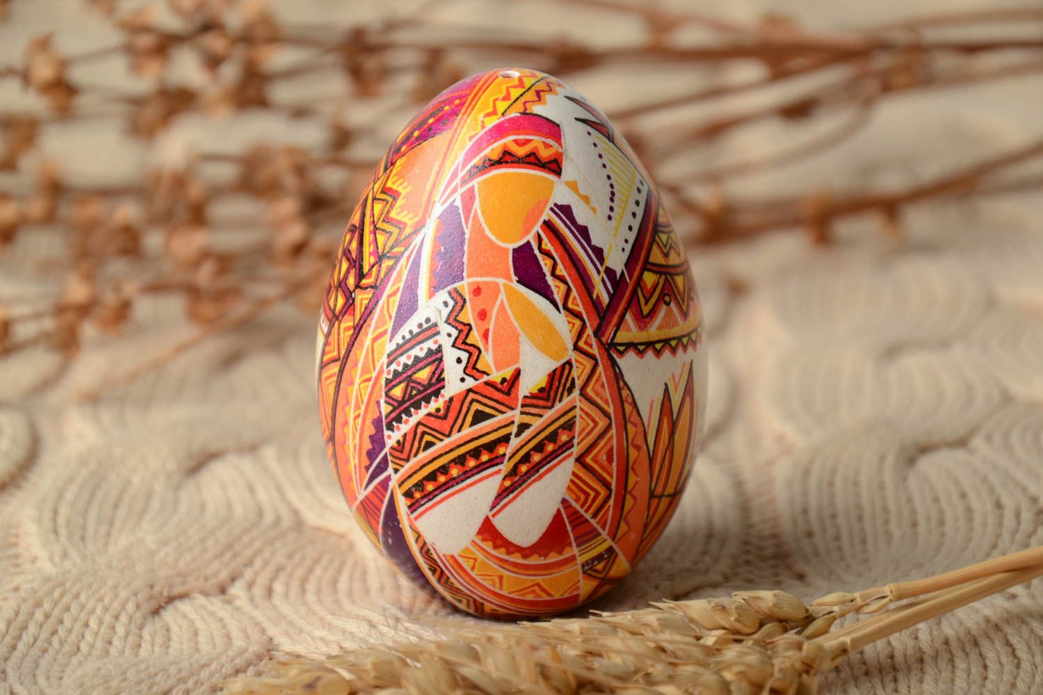 Oeuf de Pâques peint aux colorants à l'aniline fait main pyssanka traditionnel photo 1