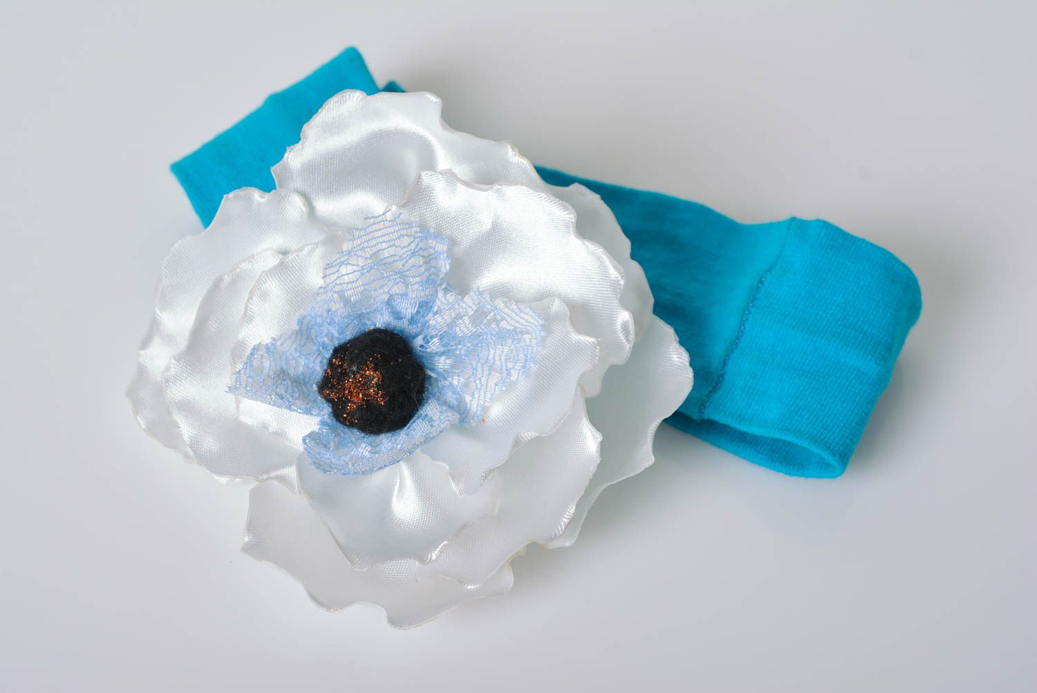 Повязка с цветком для волос ручной работы женская авторская голубая с белым фото 1
