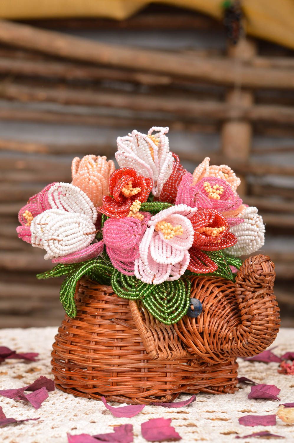 Декоративное плетеное кашпо для дома с цветами из бисера Слоник с тюльпанами фото 1