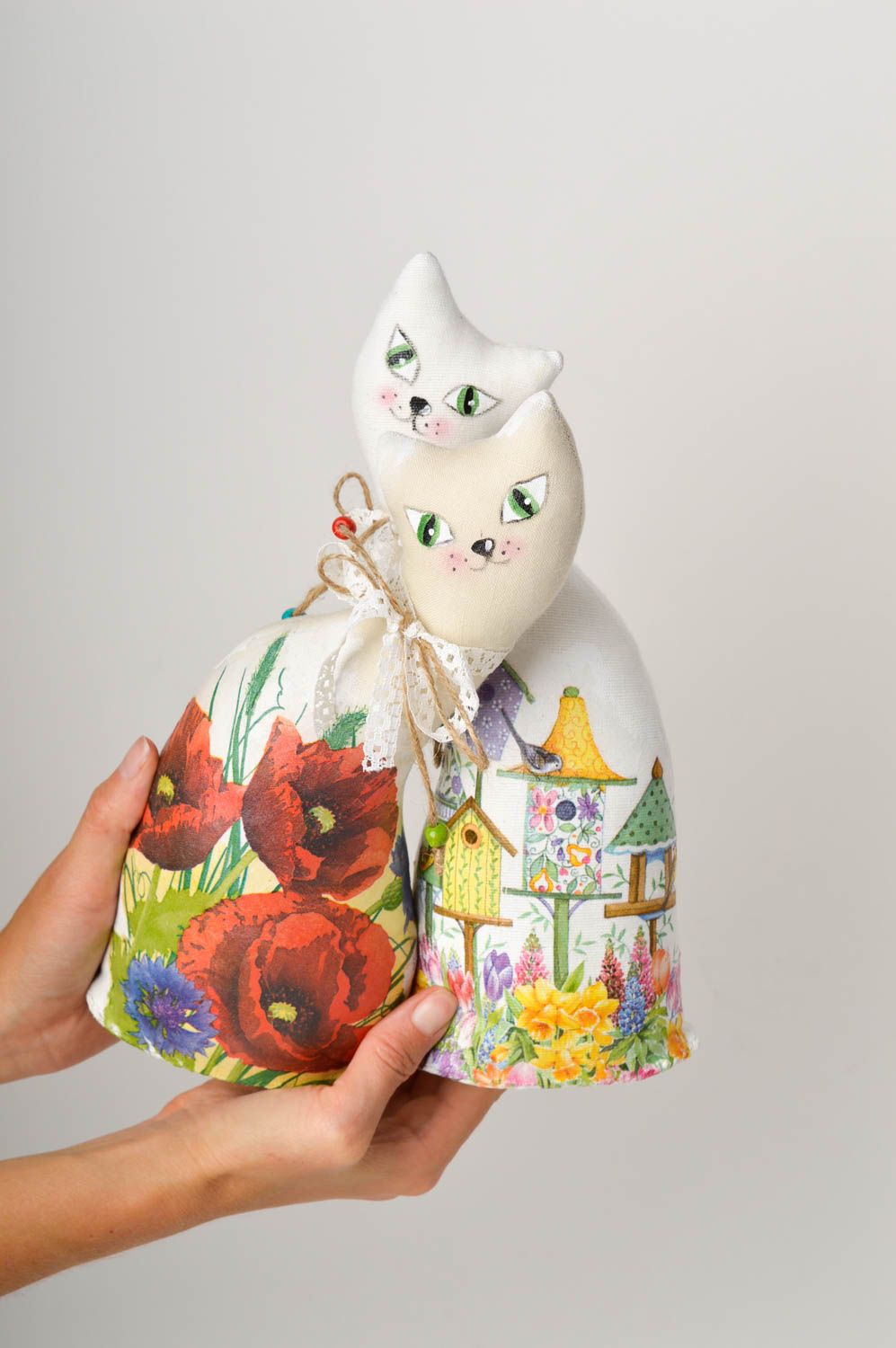 Handmade zwei schöne Kuscheltiere Katzen Stoff Spielzeuge Geschenke für Kinder  foto 2
