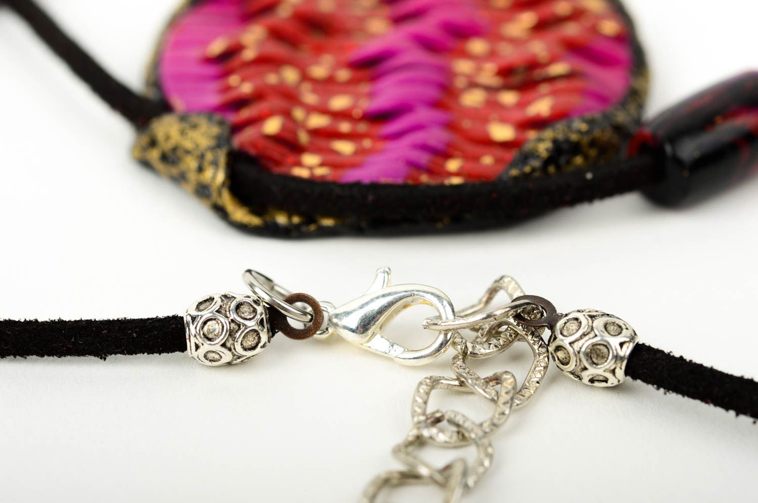 Collier pendentif rond rose Bijou fait main en pâte polymère Cadeau original photo 4