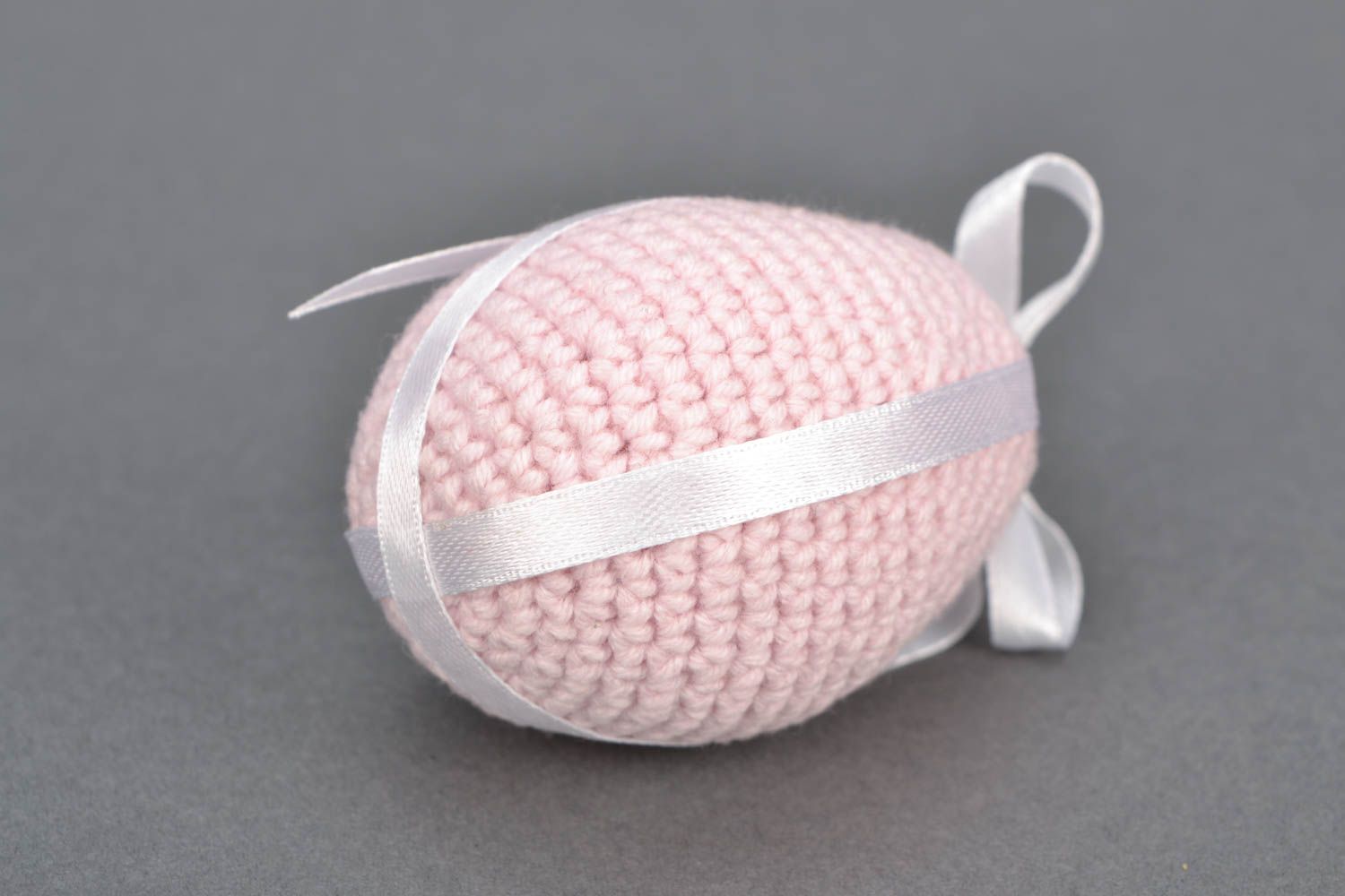 Вязаное крючком пасхальное яйцо розовое  фото 3