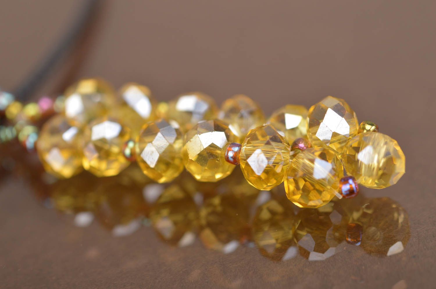 Pendentif en perles de rocaille et cristal tchèque jaune fait main sur lacet photo 4