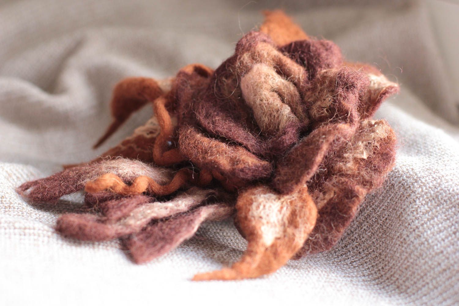 Broche fleur Bijou fait main laine feutrée marron Accessoire femme design photo 5