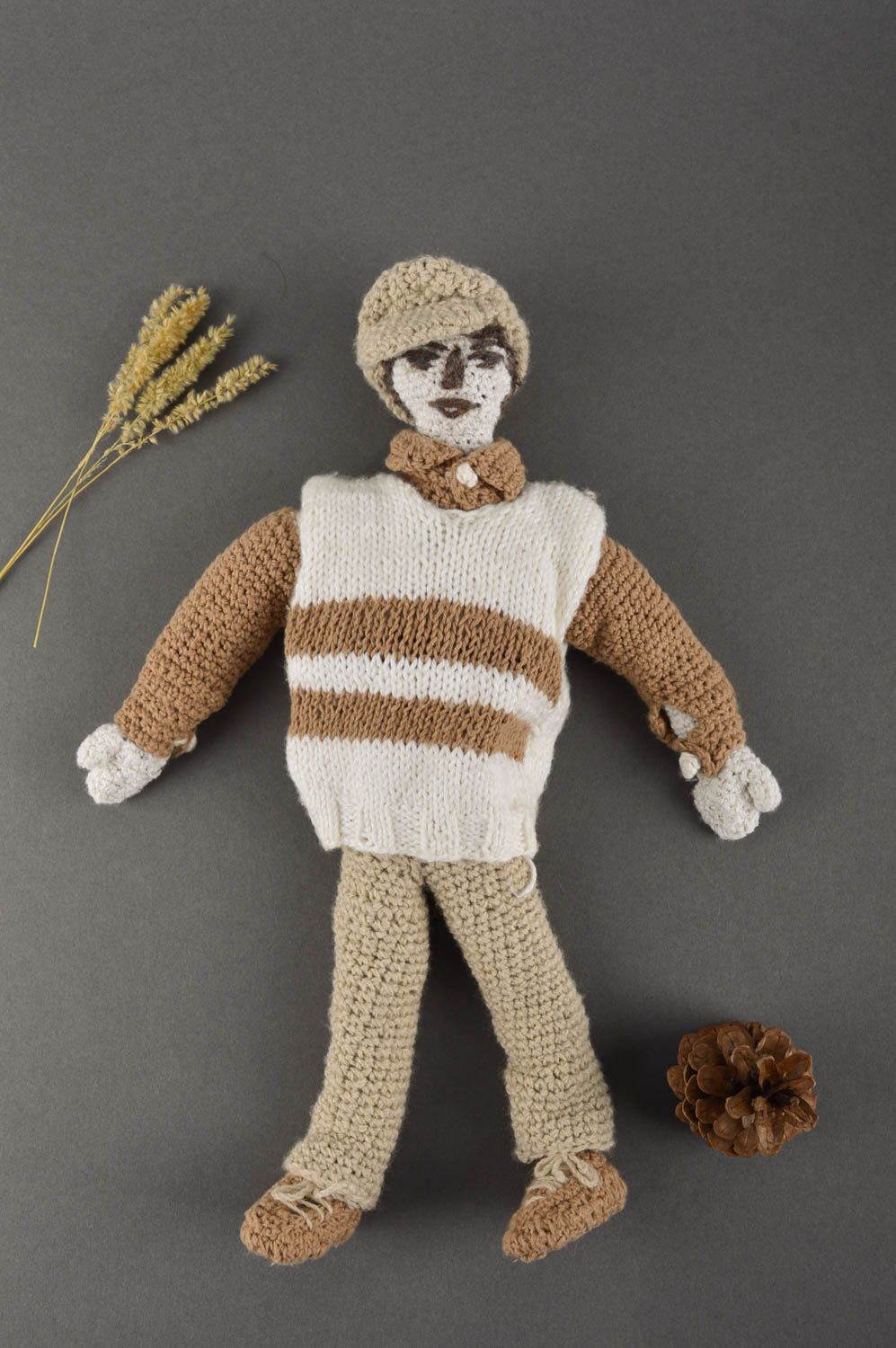 Мягкая игрушка кукла ручной работы кукла крючком интерьерная Парень в свитере фото 1
