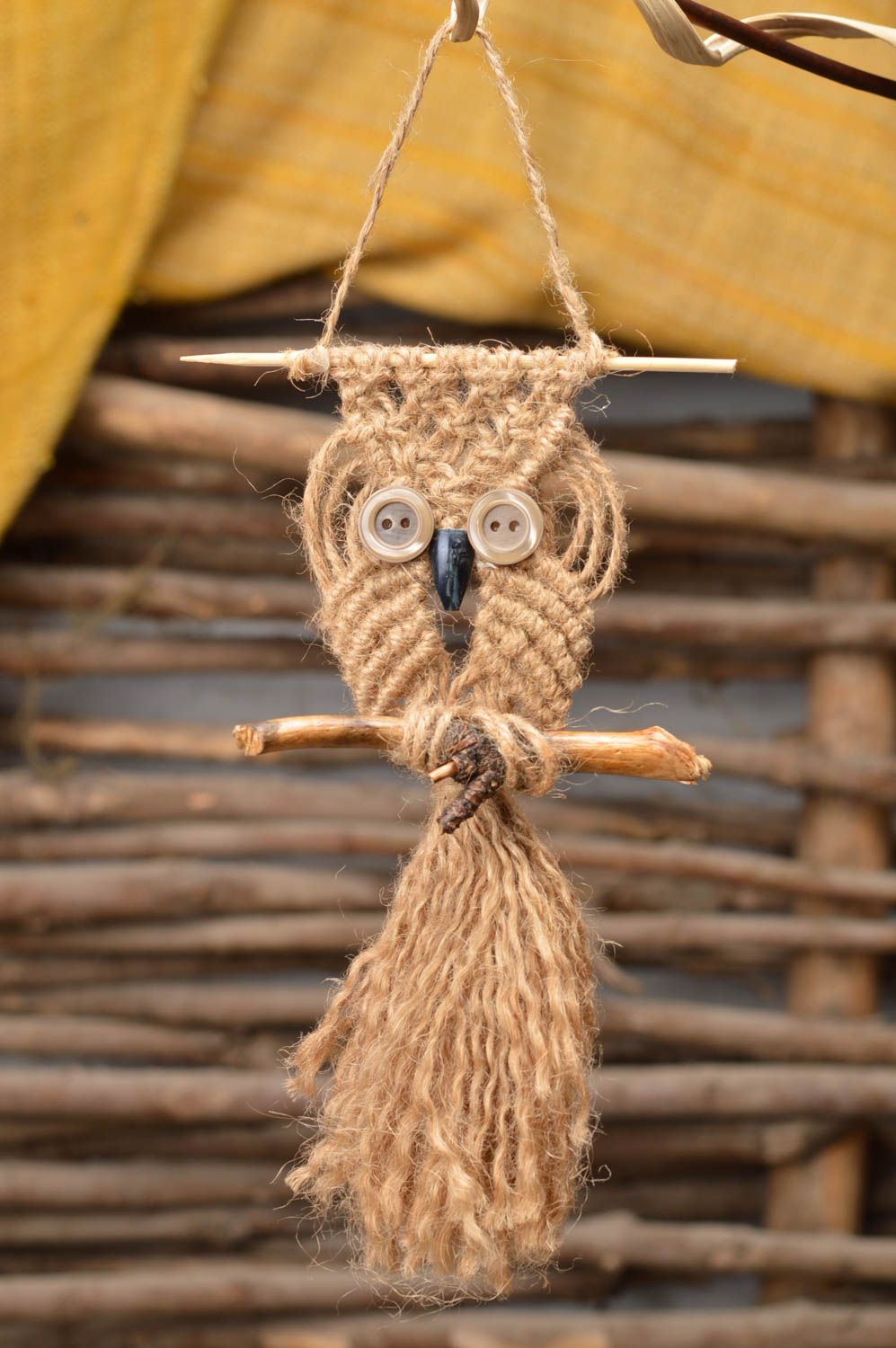 Панно из бечевки в виде совы на палочке плетеное в технике макраме для дома фото 1