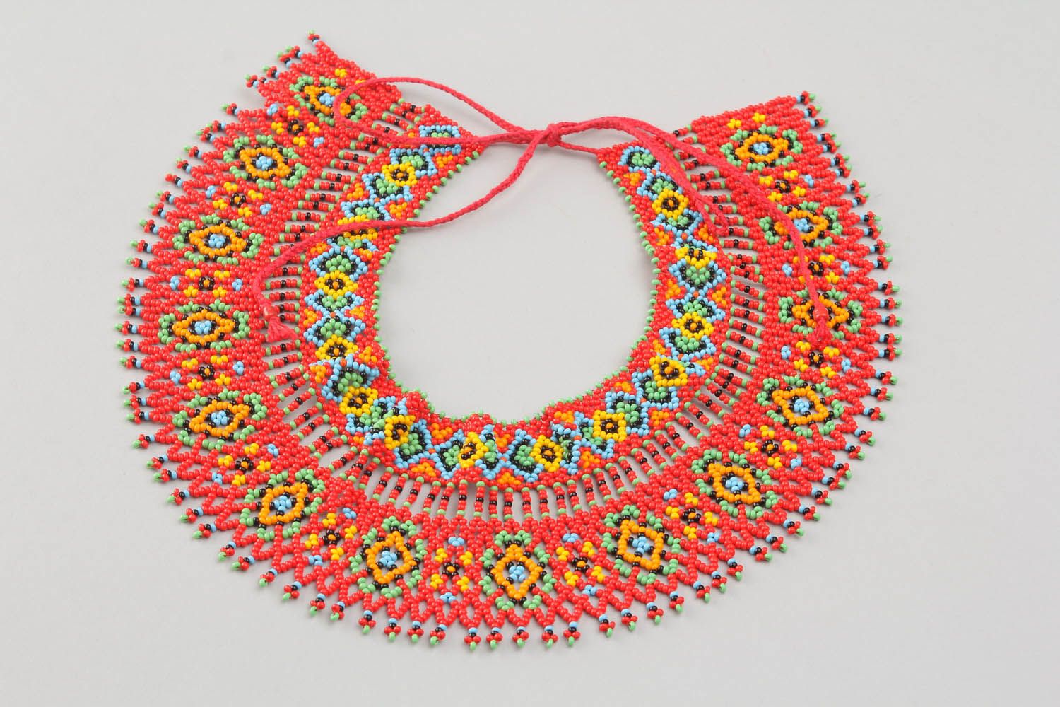 O colar amplo artesanal de miçangas Ornamento em vermelho foto 4