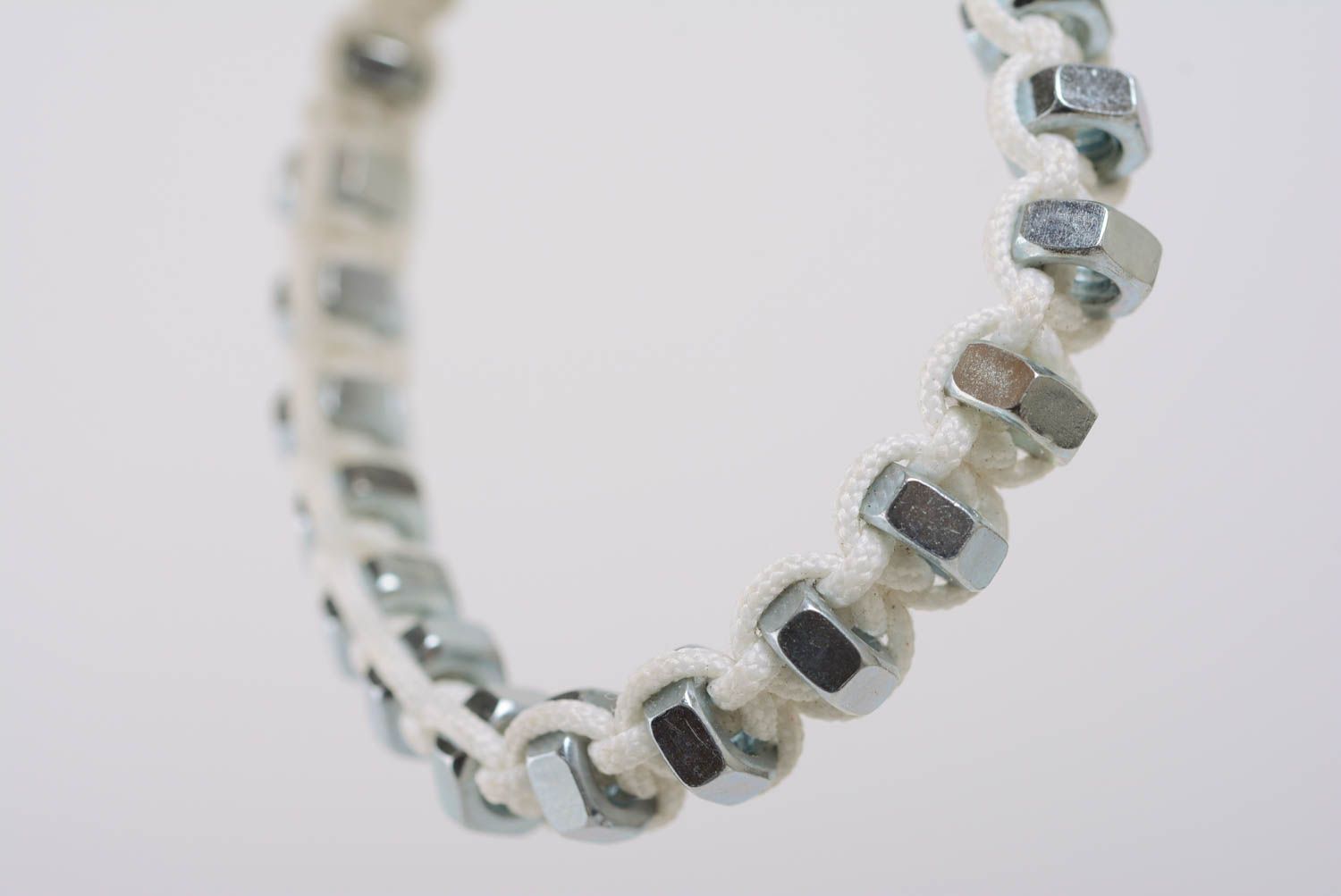 Geflochtenes künstlerisches Armband aus Stoff Makramee mit Muttern weiß handmade foto 4