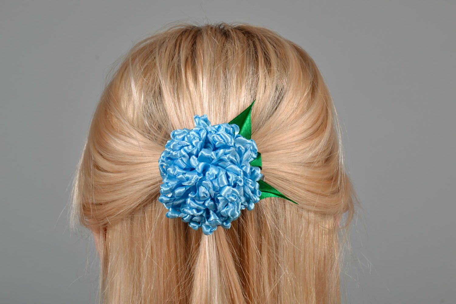 Zarte Haarspange Blume aus Bändern foto 1