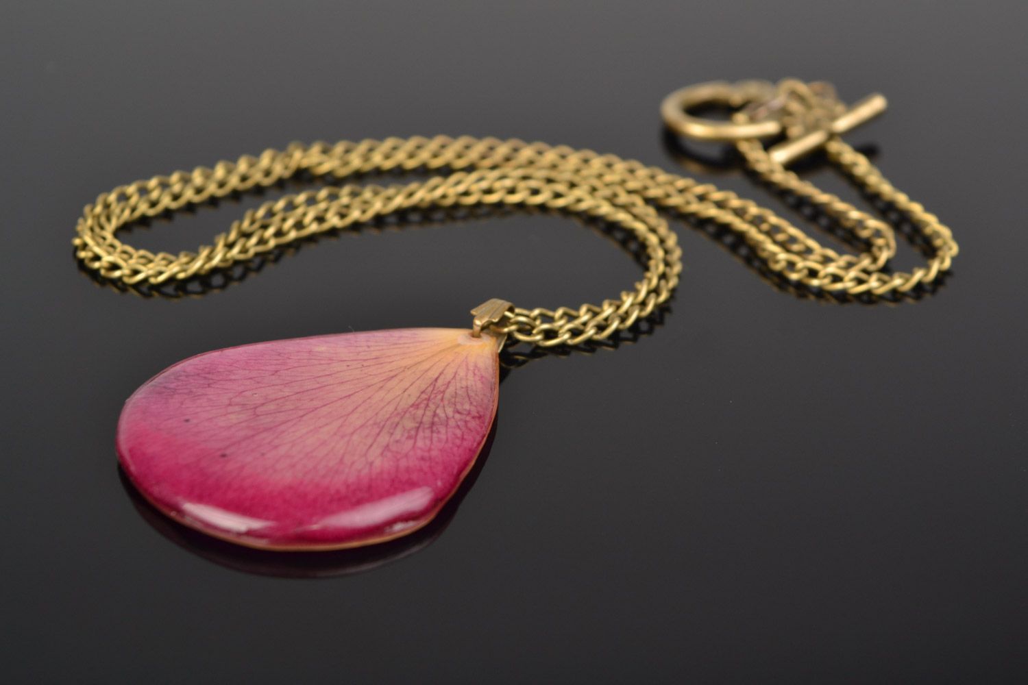 Colgante artesanal sobre cadena larga con pétalo de rosa en resina epoxi foto 1