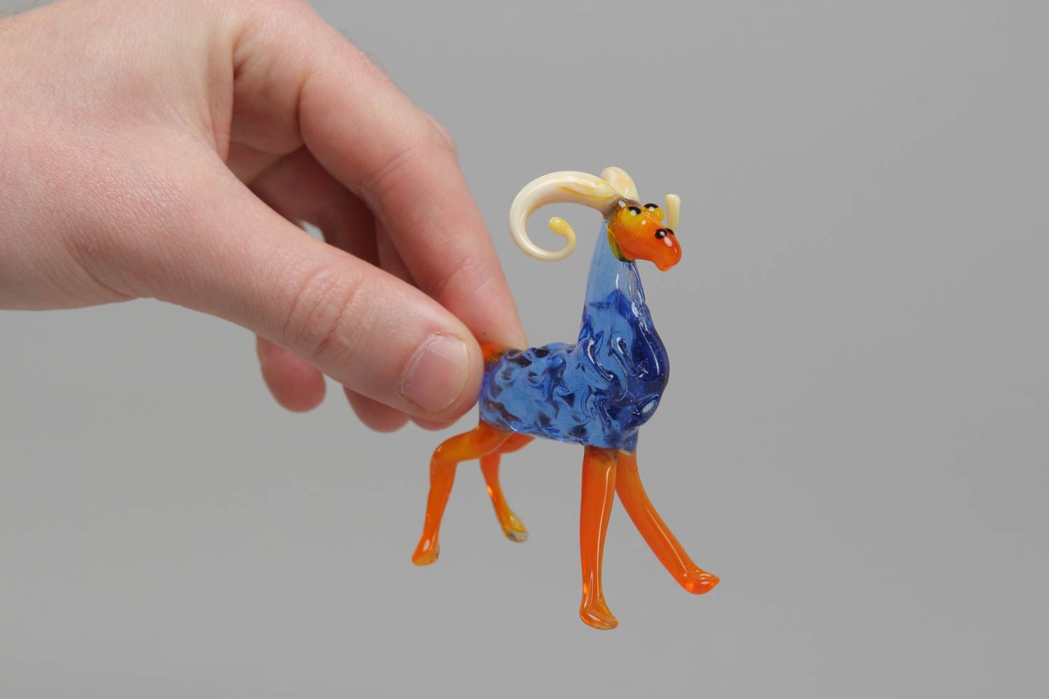 Petite figurine en verre au chalumeau mouton bleue décoration faite main photo 4