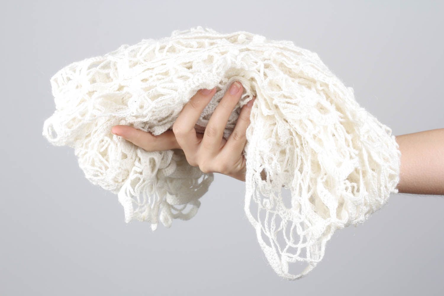 Cachecol fino branco de renda tricotado com fios de acrílico foto 5