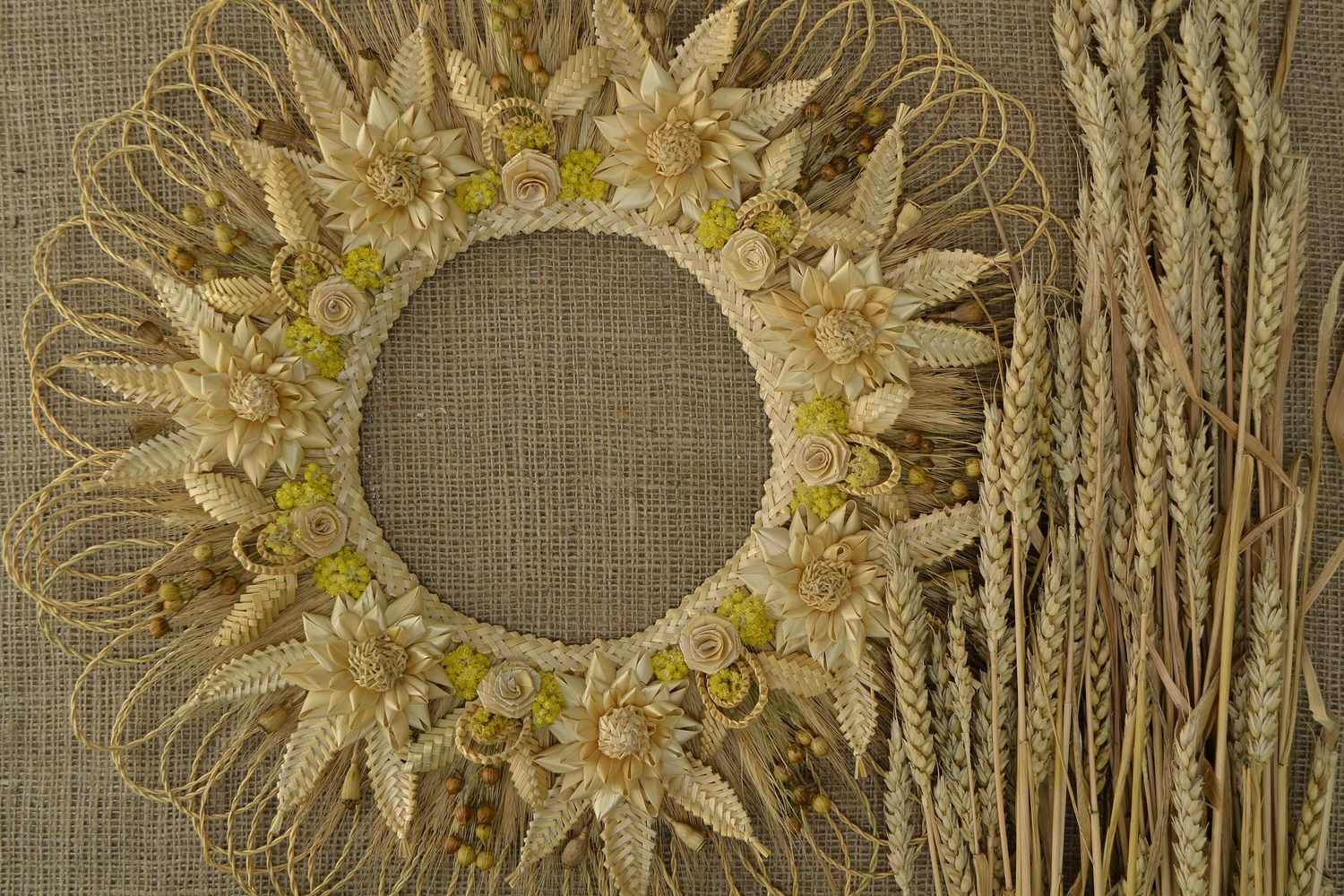 Family amulet-wreath made of straw photo 1