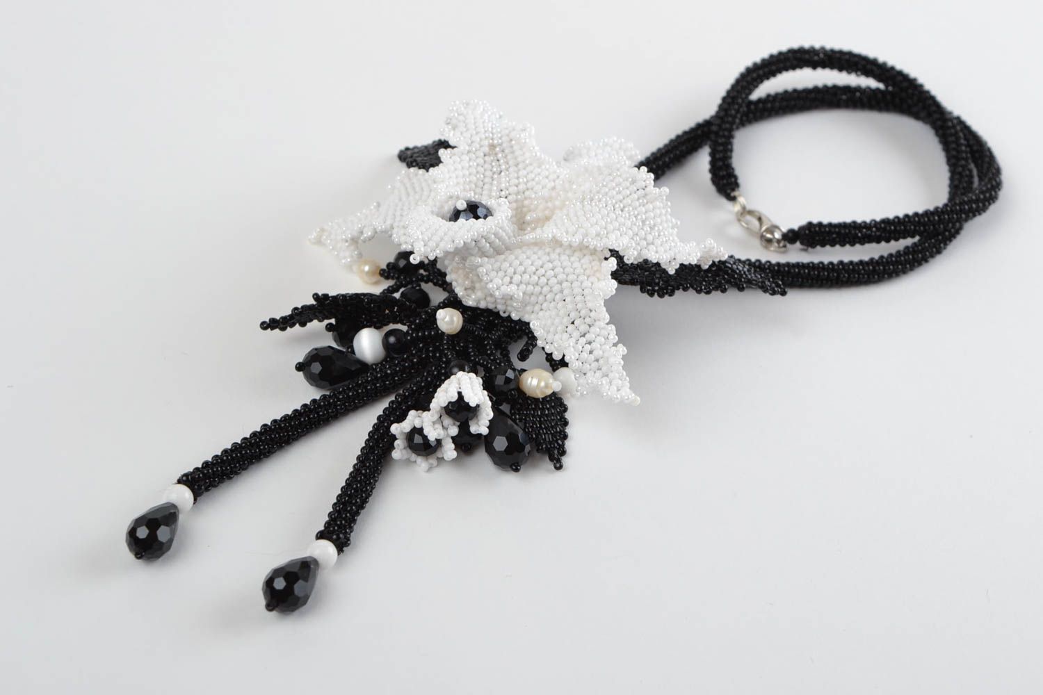 Collier avec grosse fleur en perles de rocaille tchèques noir et blanc fait main photo 3