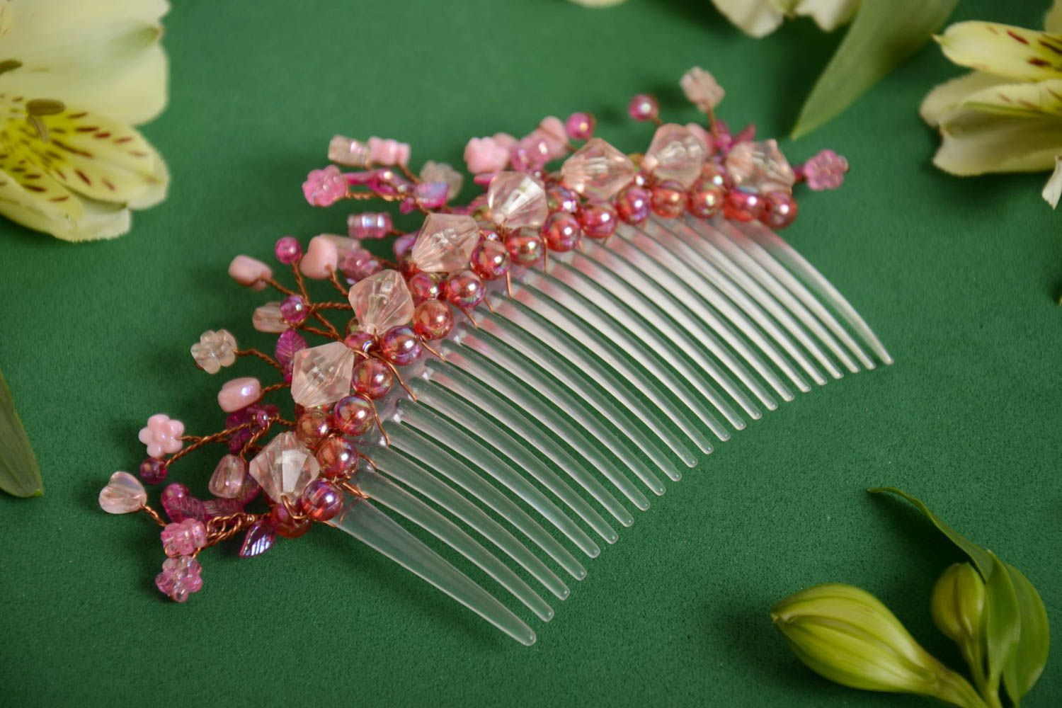 Пластиковый гребень для волос с цветочками и бусинами ручной работы нарядный фото 1