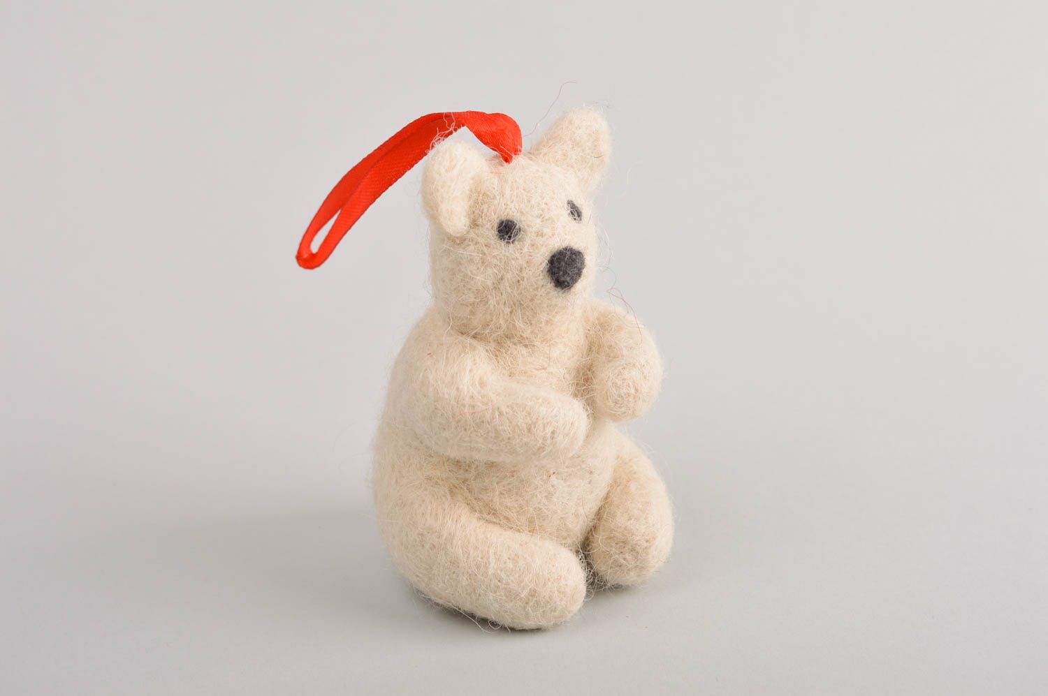 Kuscheltier Eisbär mit Schlaufe handmade Spielzeug aus Wolle Geschenk für Kinder foto 2