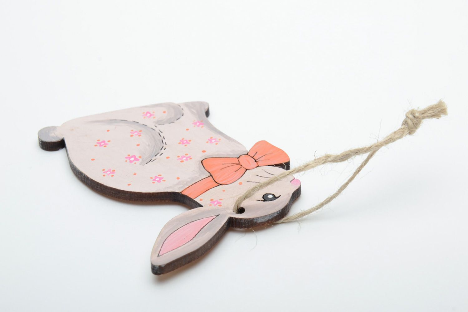 Фанерная интерьерная подвеска пасхальная в виде кролика с росписью фото 4