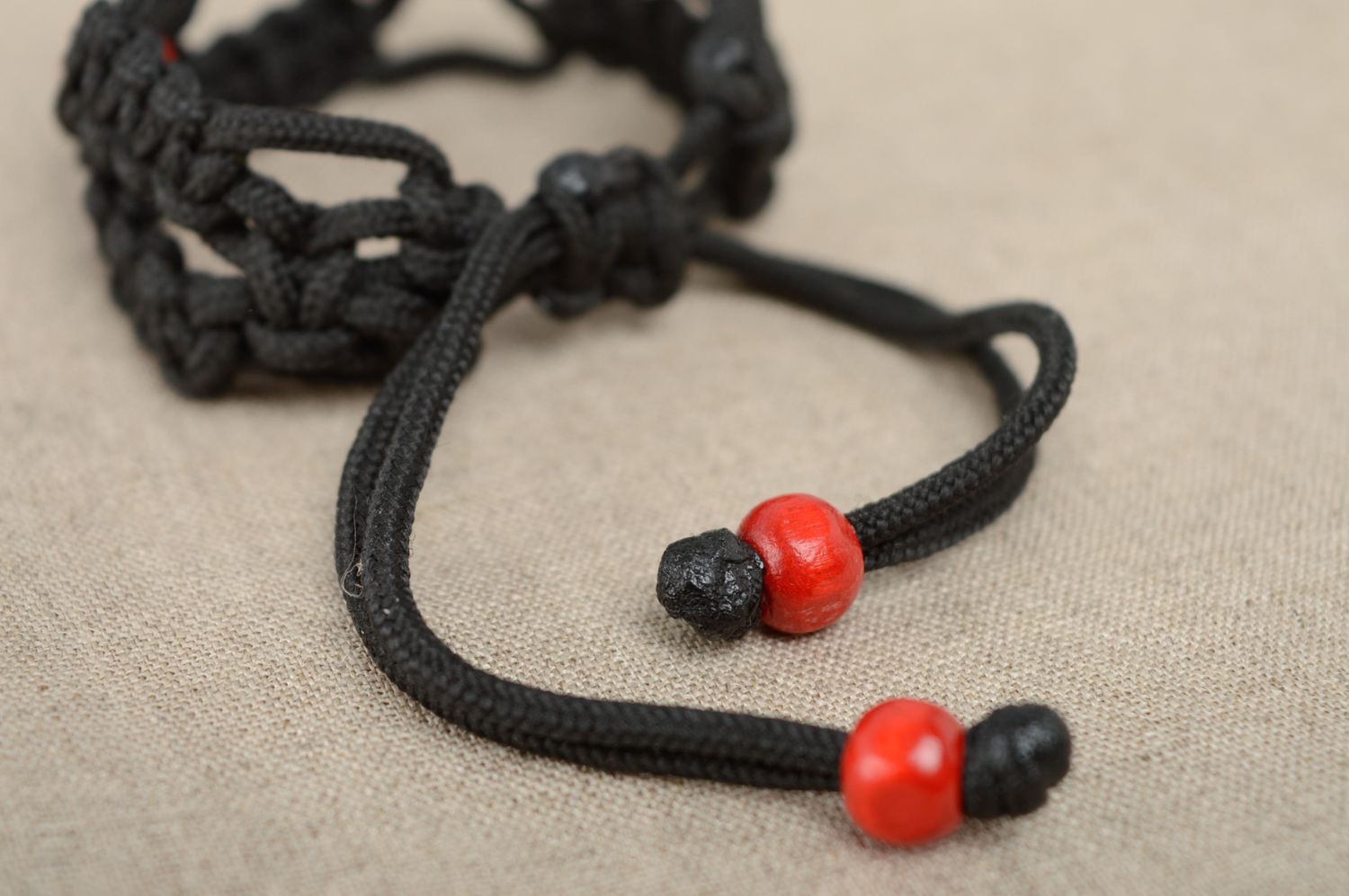 Bracelet en perles de bois et lacet ciré en macramé fait main noir pour femme photo 4